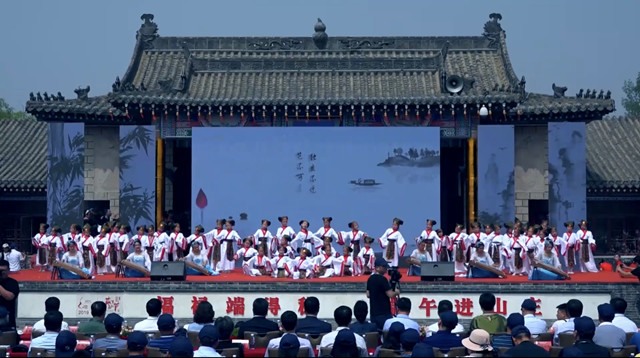古镇过端午，，，，，，，，平安得福禄。。。。。。大锅粽子万人品，，，，，，，，古镇端午活动多！